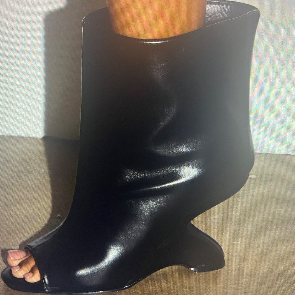 Boots - Picture 3 of 3